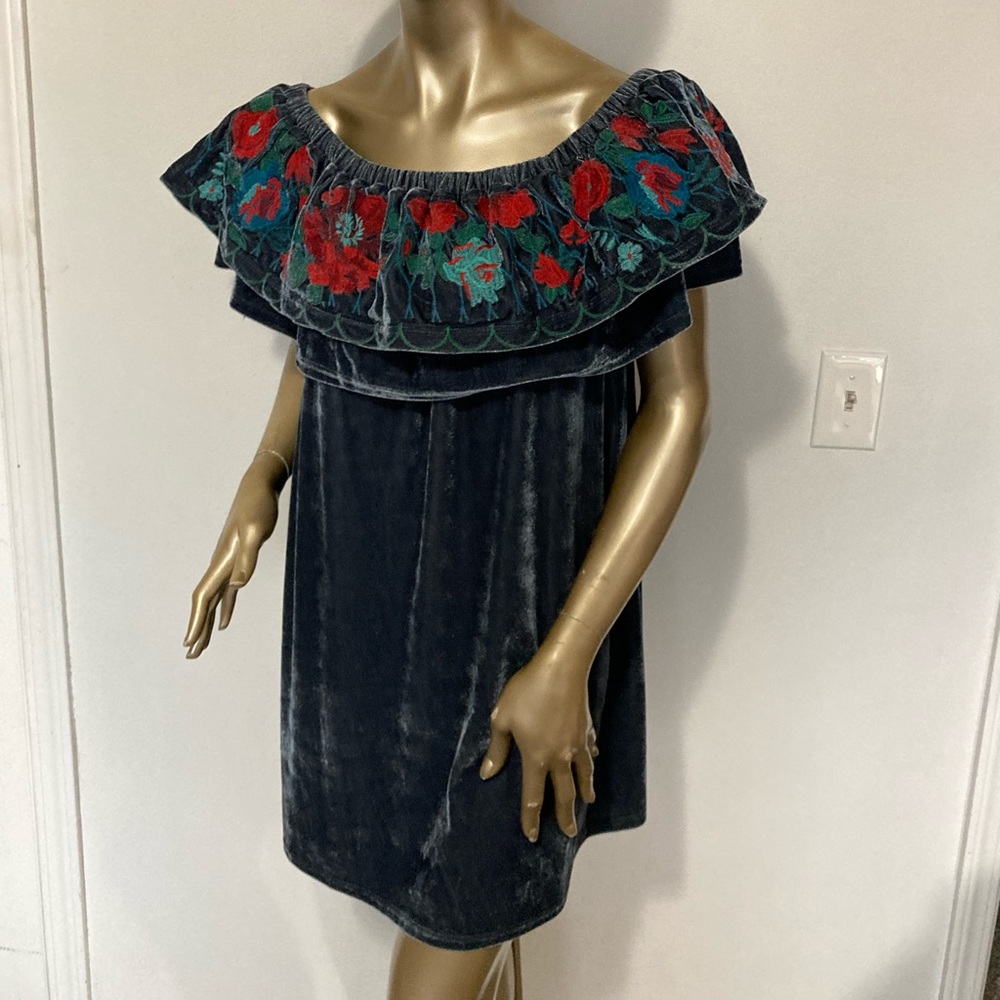 UMGEE short dress size M off shoulder embroidered